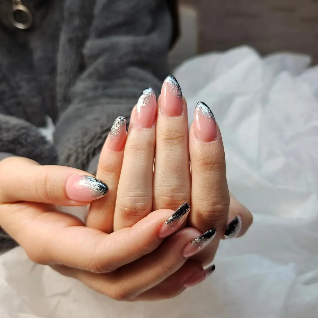 Maigi rozā nagi ar melni sudrabotiem galiem